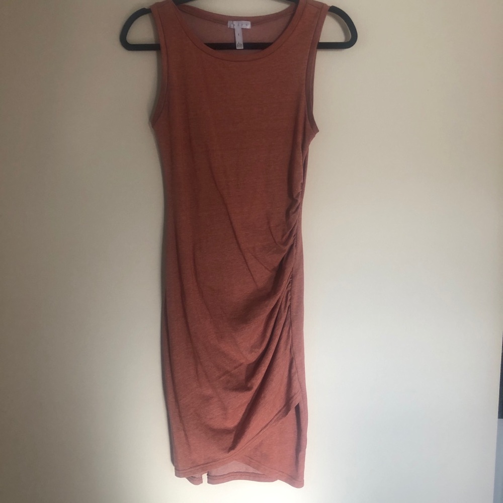 EUC rust color Leith bodycon dress w/ruching sz S